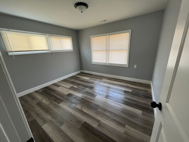 Building Photo - Renovated 4 bed 2 bath single home in levi...