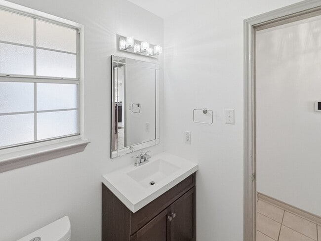 Building Photo - 3950 Seaside Ct