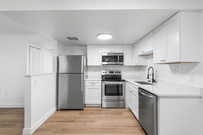 Building Photo - ONE BEDROOM APARTMENT AVAILABLE!