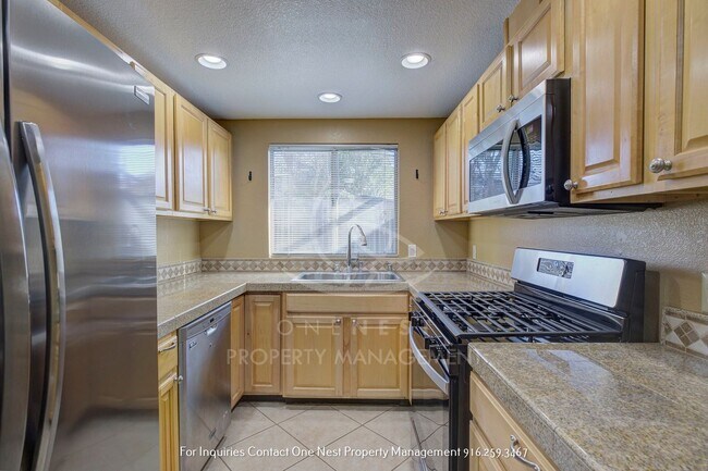 Building Photo - Heart of Roseville, 3 bedroom townhome wit...
