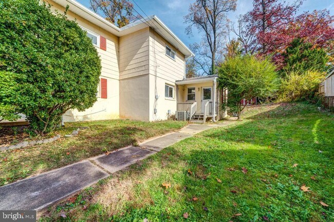 Building Photo - 10736 Maple St