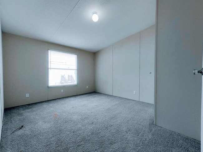 Building Photo - 220 Sunshine Dr