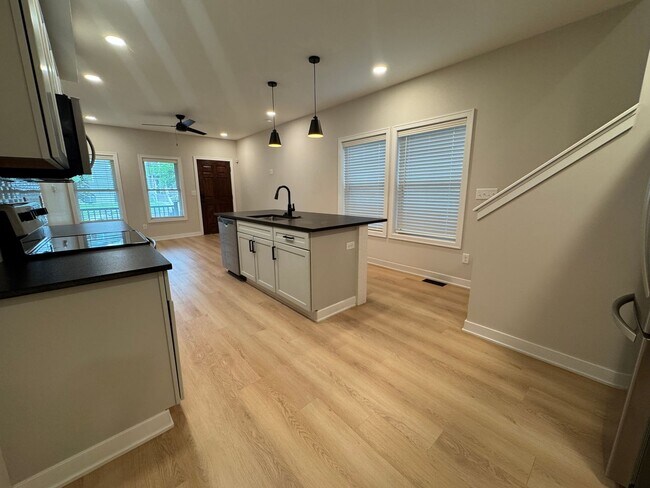 Building Photo - 1234-1236-1236 Summit St