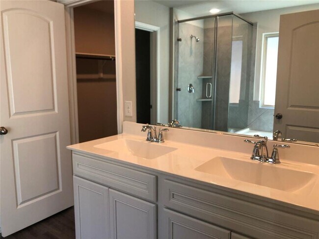Building Photo - Fabulous home in a beautiful GATED MASTER PLANNED COMMUNITY