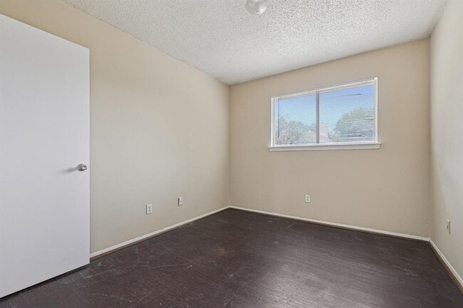 Building Photo - 4003 Stonebridge Dr