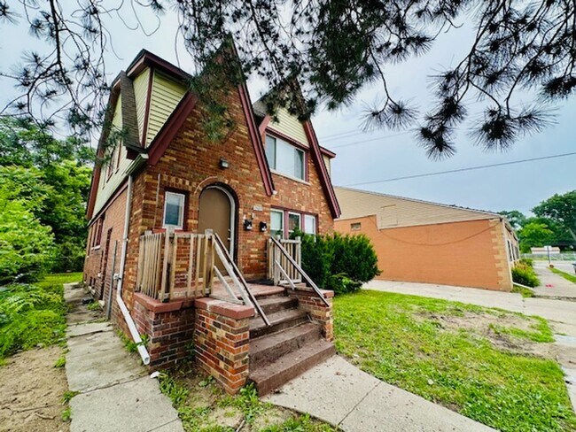 Building Photo - 15895 Cloverlawn Ave