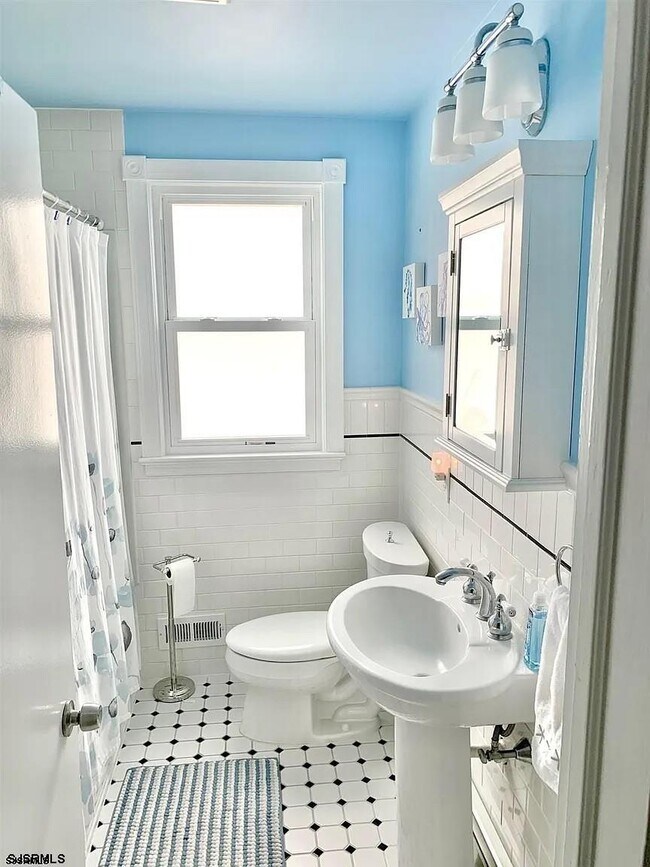 Building Photo - 210 N Jerome Ave