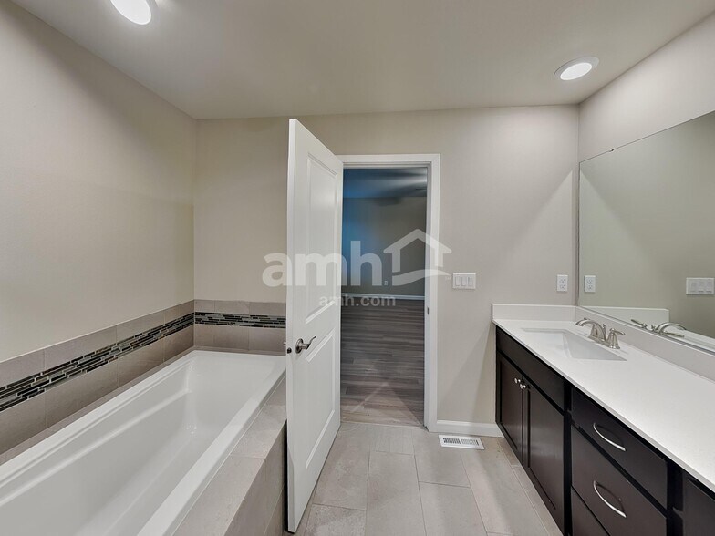 Building Photo - 5748 86th Dr NE