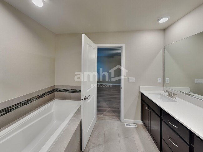 Building Photo - 5748 86th Dr NE