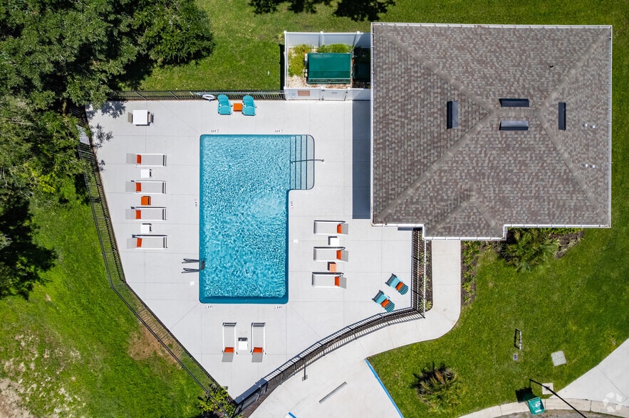 Pool - Crescent by ARIUM