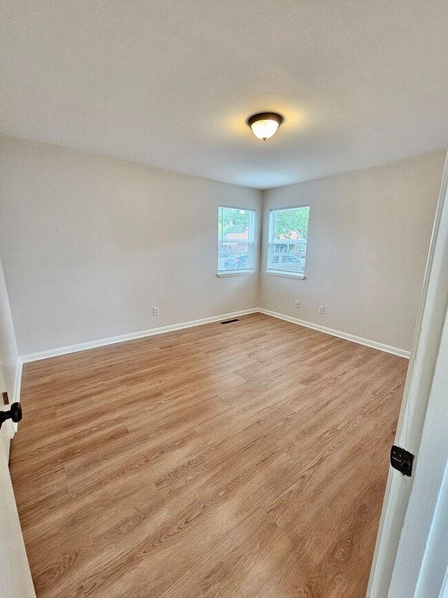 Building Photo - Newly Updated 3 Bed, 1.5 Bath Duplex Unit with Garage in Lovely Inner SE