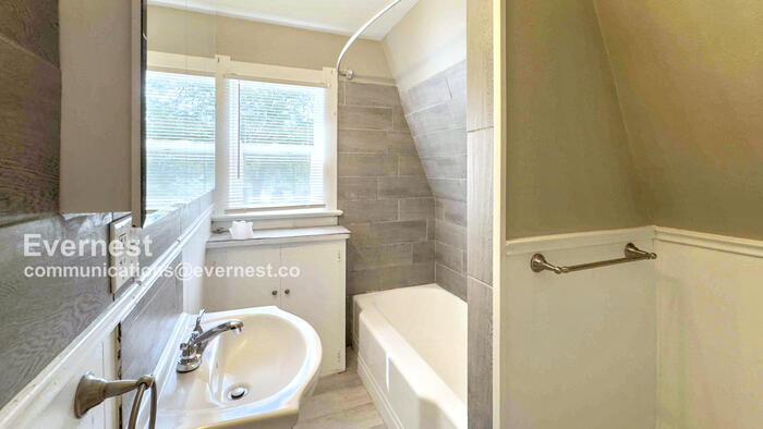 Building Photo - 714 Hampton Ave