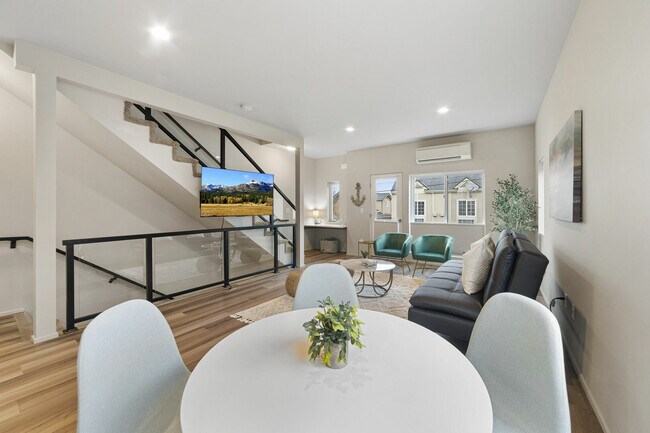 Building Photo - 904 21st St