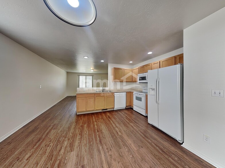 Building Photo - 4431 N Elsinore Ave