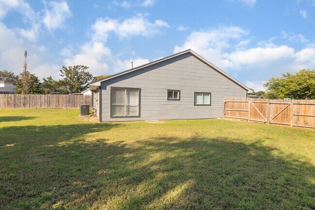 Building Photo - 15535 Evergreen Pl Dr