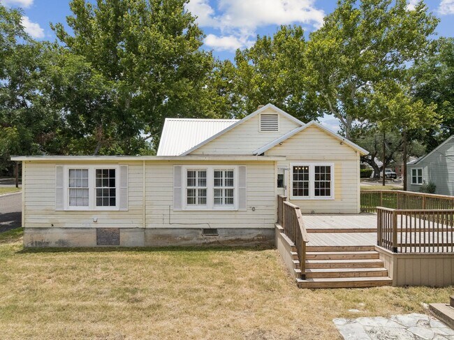 Building Photo - 3/2 Remodeled Home in Lampasas