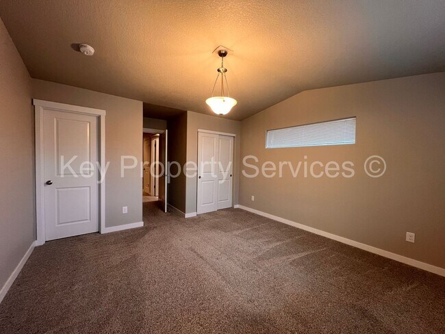 Building Photo - Spacious Townhome in Central Vancouver Location!