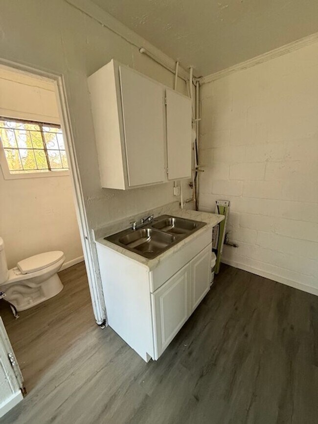 Building Photo - 975 Sparks St SW