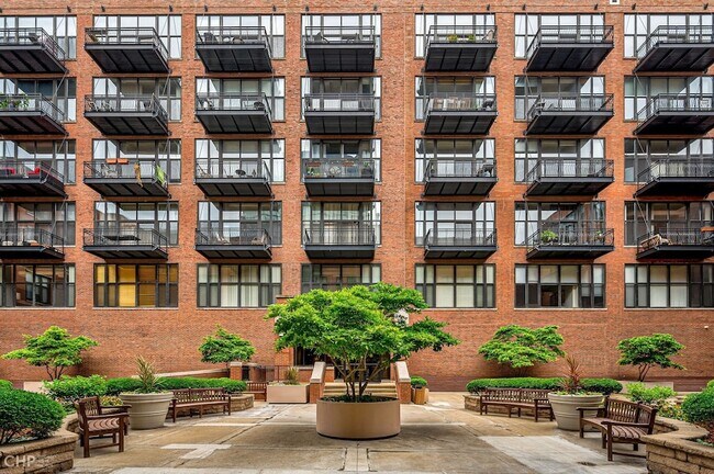 Building Photo - 333 W Hubbard St