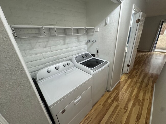 Building Photo - Move-In Ready 2 Bed Townhome | New Carpet | 2 Parking Spaces