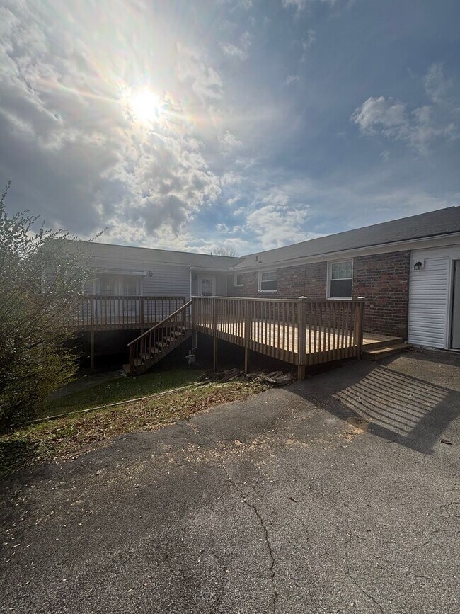 Building Photo - Updated 3bd/2bth home with Remodeled Master Suite & Prime Location!