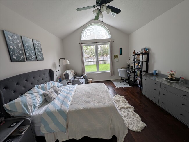 Building Photo - 5902 Mettler Ln