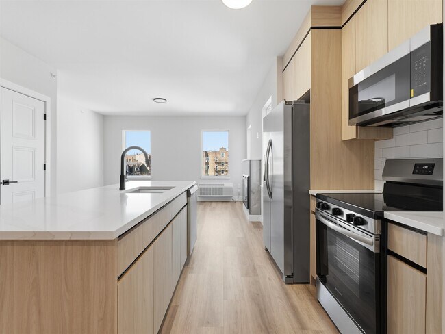 Building Photo - 304 61st St