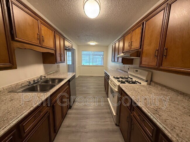 Building Photo - 4722 S 72nd E Ave