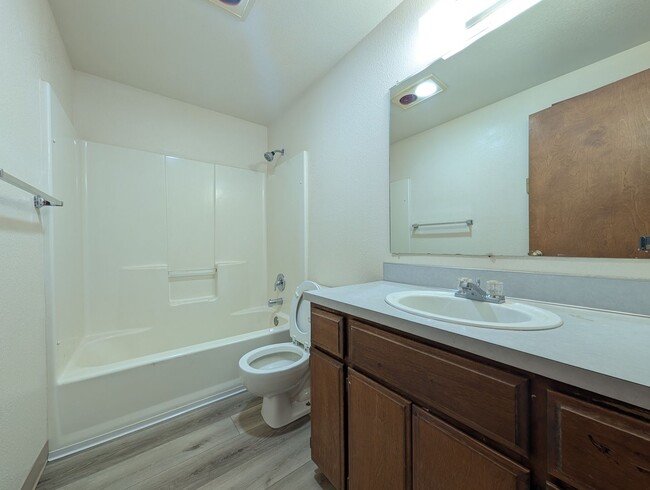 Building Photo - Great first floor 2bed/1 bath apartment in...