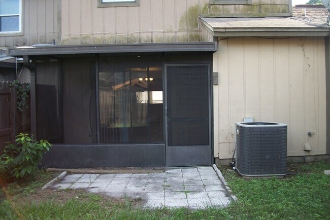 Building Photo - 3 Bedroom 2 Bathroom Townhome with Fenced Backyard. No Additional Fees
