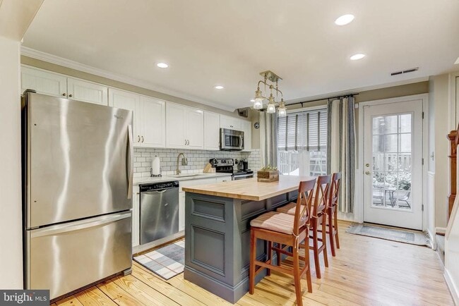 Building Photo - 145 W Hill St