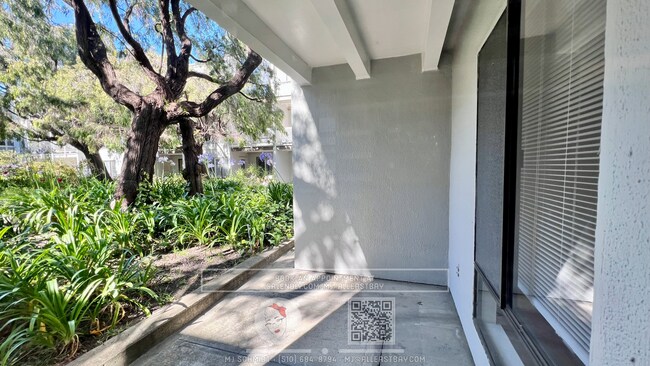 Building Photo - Bright Studio with courtyard view, include...