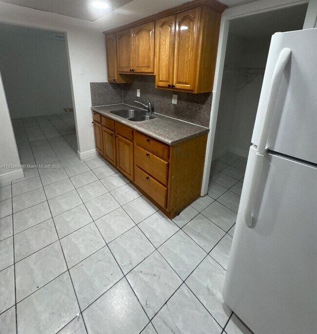 Building Photo - 921 W 80th Pl