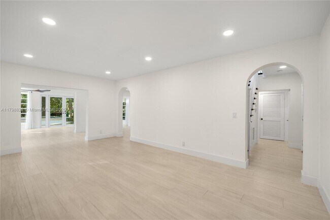 Building Photo - 936 Sorolla Ave
