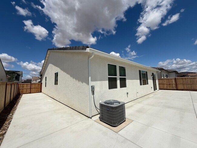 Building Photo - 3 bedroom, 2 bathroom home located in the vibrant community of Madera, CA