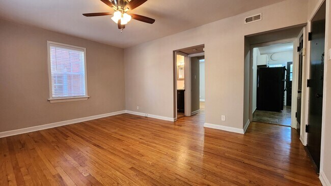 Building Photo - One-Bedroom Apartment in Dogtown*In-Unit W...