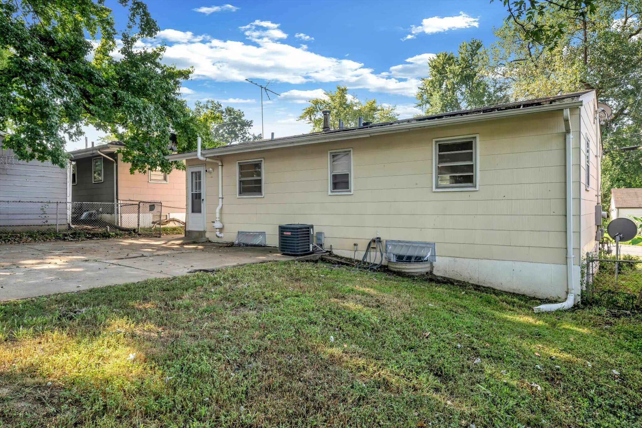 Building Photo - 243 Reasor Dr