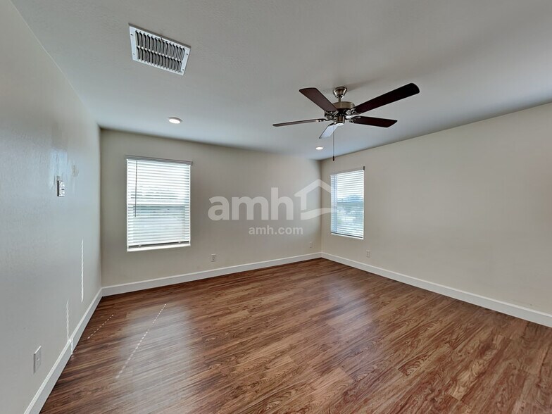 Building Photo - 5915 W Larkspur Dr