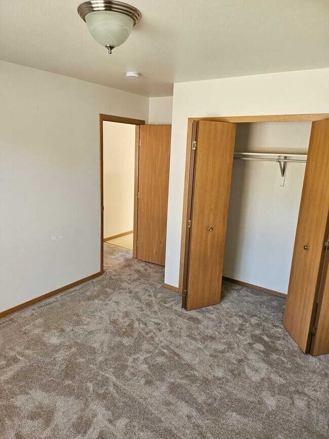 Building Photo - 931 Village Cir