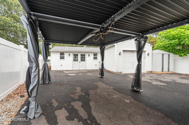 Building Photo - 611 Parkside Ave