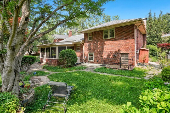 Building Photo - Spacious Split Level on Sundale Stone's Th...