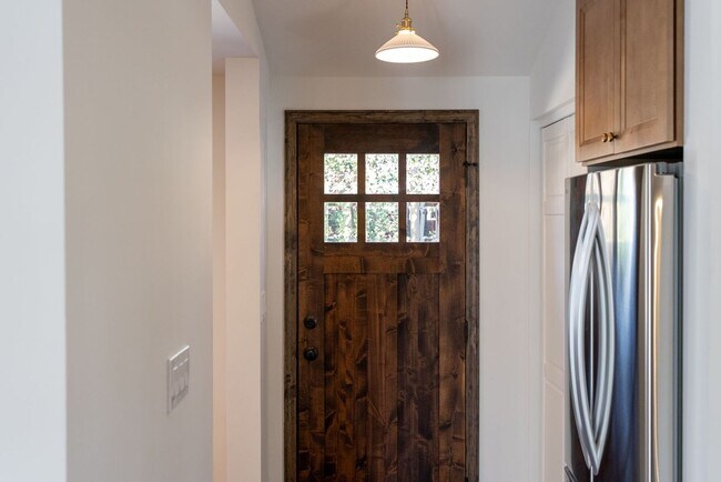 Building Photo - Heritage Historic - Unit B