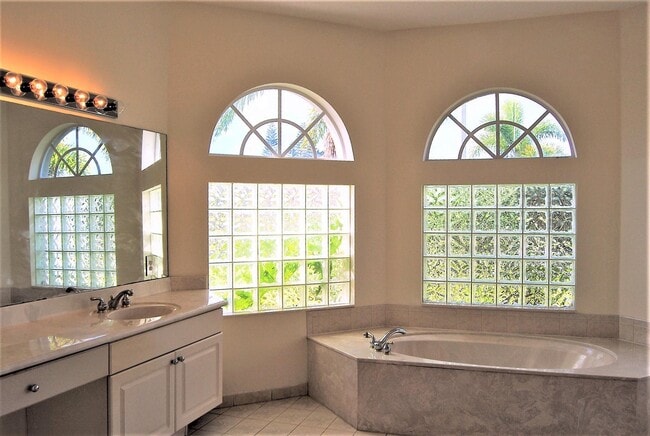 Building Photo - 2926 E Fontana Ct