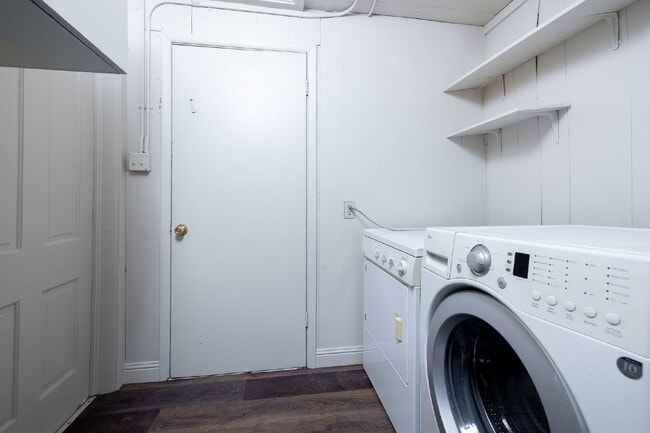 Building Photo - 2-Bedroom Home with Fenced Yard & In-Unit Laundry