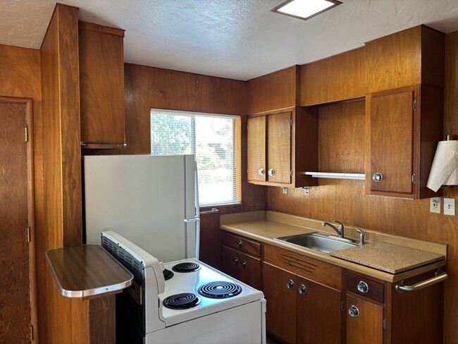 Building Photo - Cozy Country Home in the Suburb