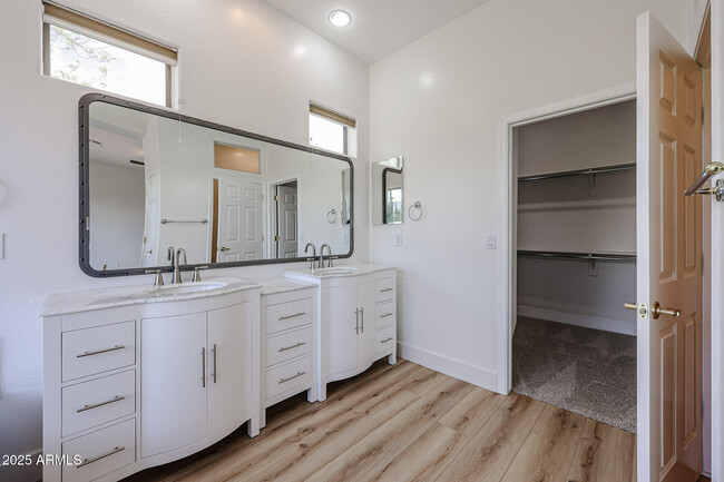 Building Photo - 41735 N Maidstone Ct