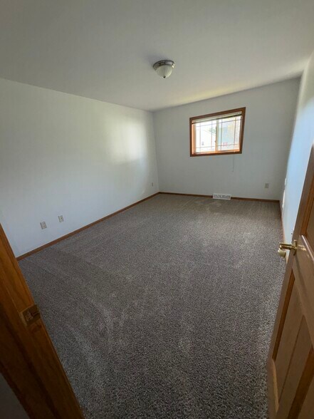 upper level-1st (master) bedroom - 310 Redruth Dr