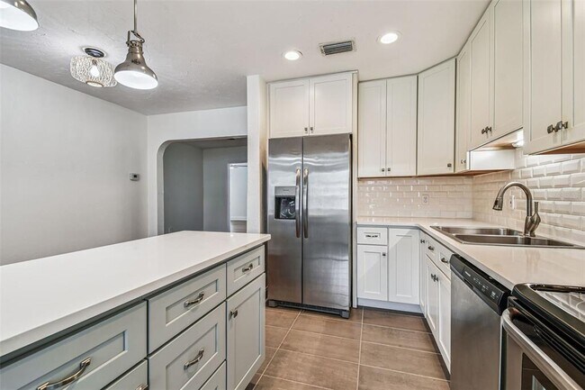 Building Photo - 275 Mateo Way NE