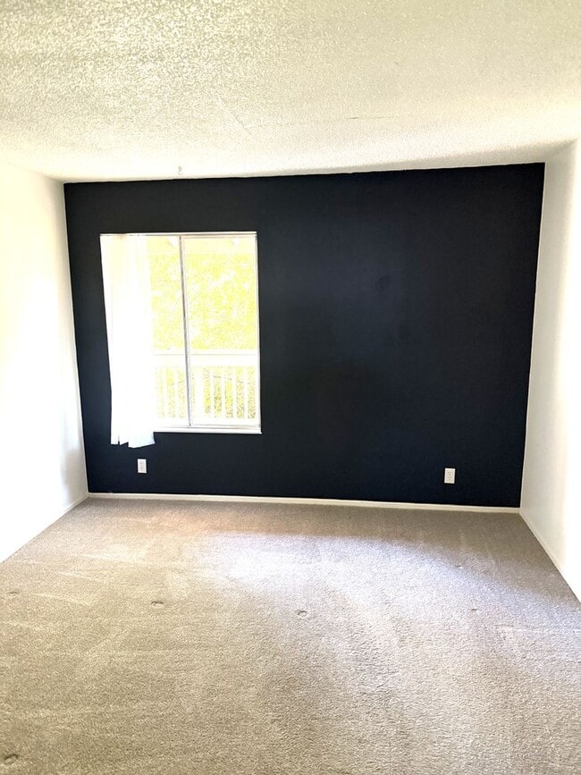 Building Photo - Charming One-Bedroom Condo in Prime Concor...