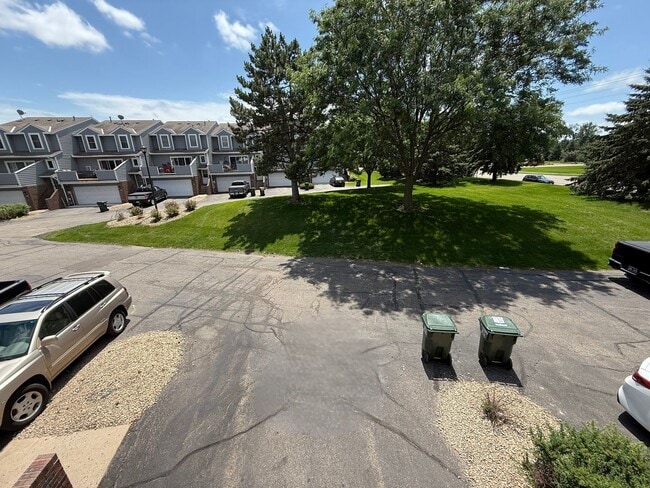 Building Photo - Updated 2 Bed, 2.5 Bath Apple Valley Townh...